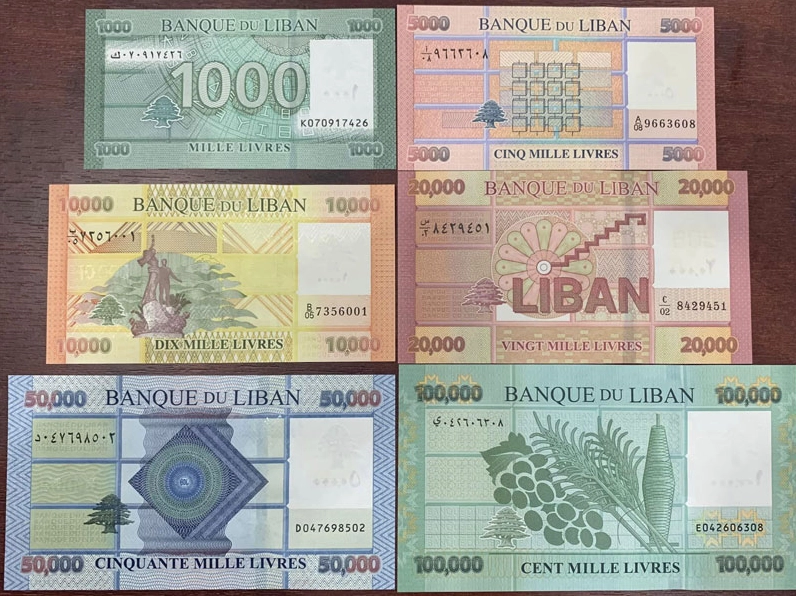 Một người đang xem tỷ giá hối đoái trên màn hình điện tử