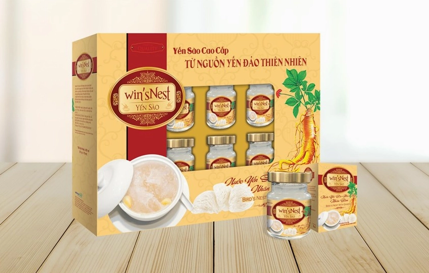 Người đang chuẩn bị nước yến để uống