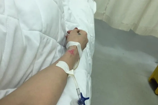 Người đang được truyền nước tại phòng khám