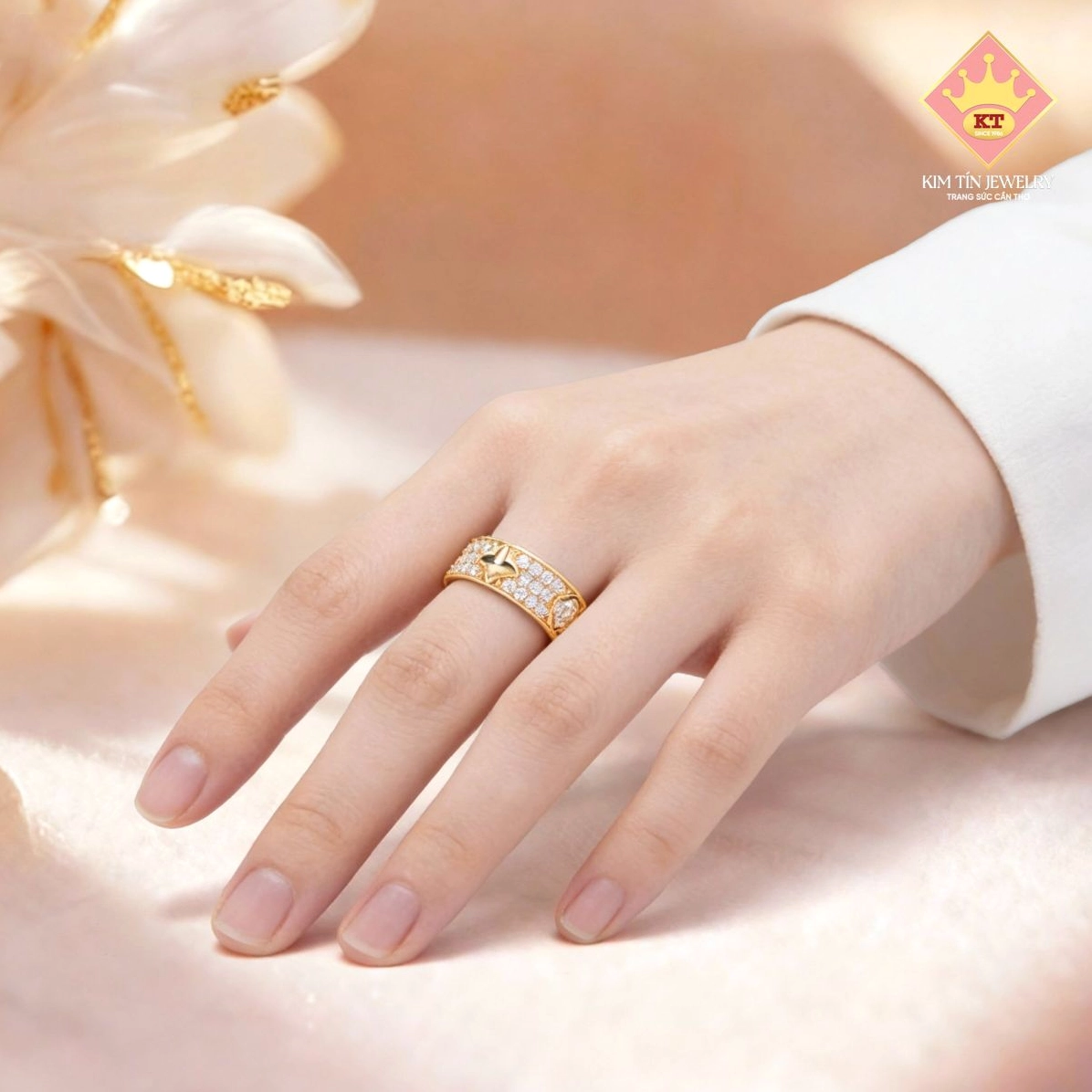 Người đang xem biểu đồ giá vàng trên máy tính