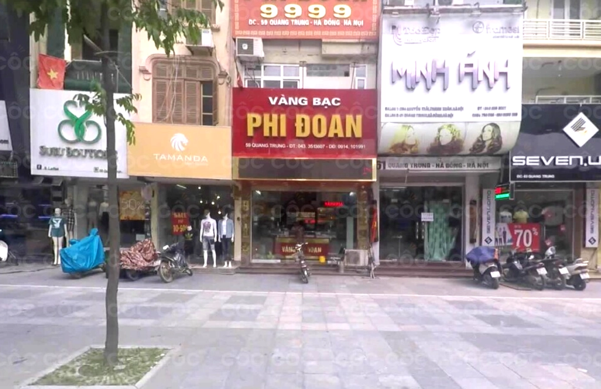 Người đầu tư đang xem xét biểu đồ giá vàng