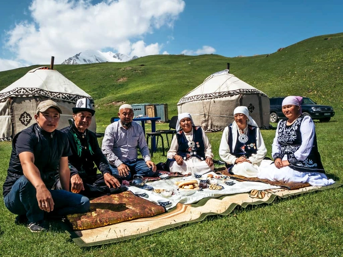 Người dân Kyrgyzstan trong trang phục truyền thống