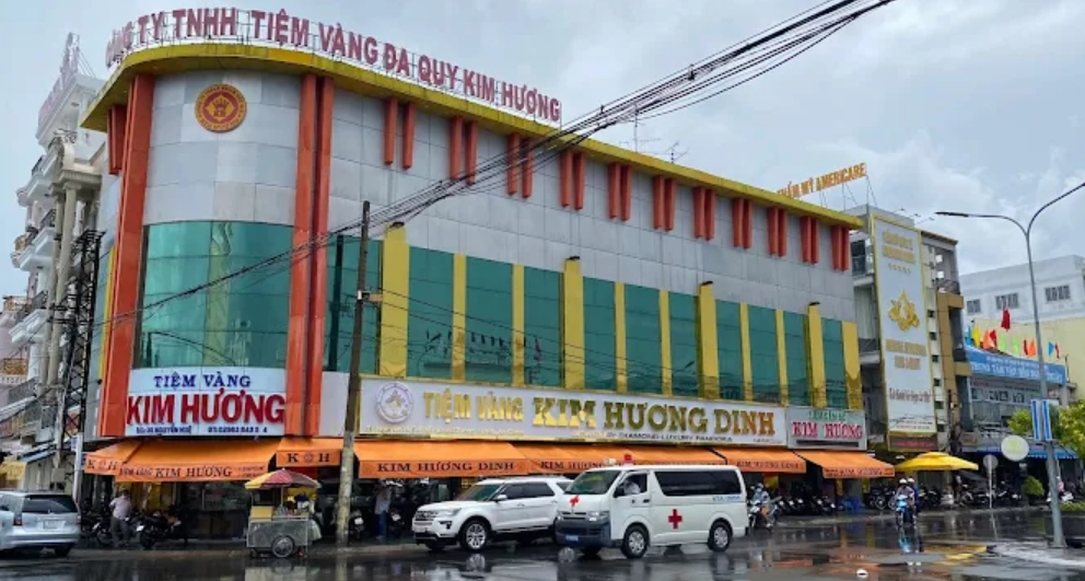 Người dân xem giá vàng tại tiệm vàng