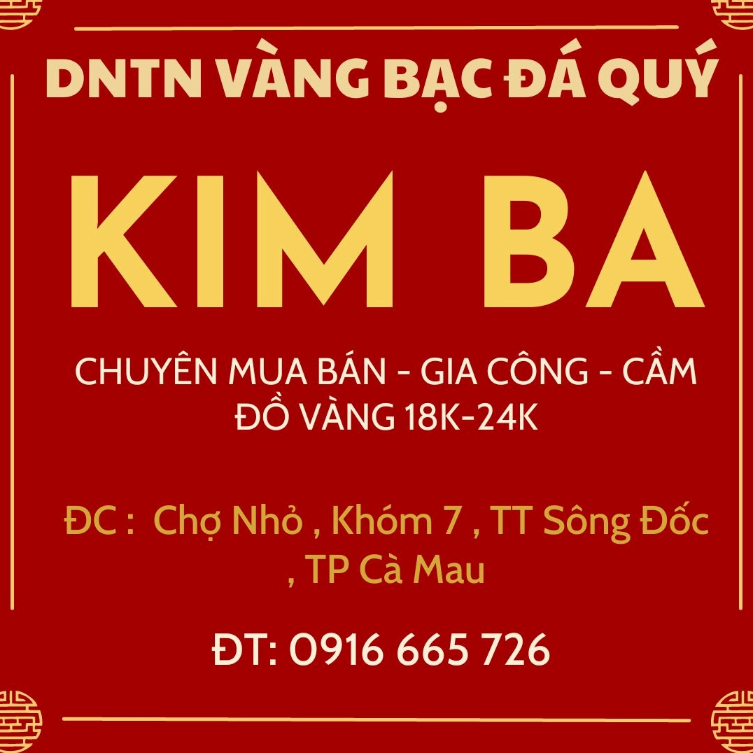 Người dân xem giá vàng tại tiệm vàng