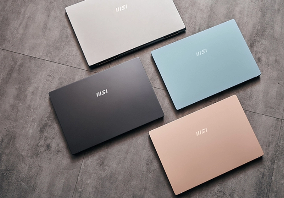 Người dùng lựa chọn laptop MSI tại cửa hàng
