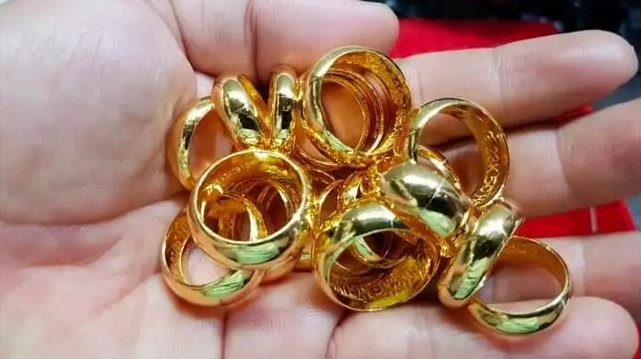 Người mua vàng tại cửa hàng uy tín
