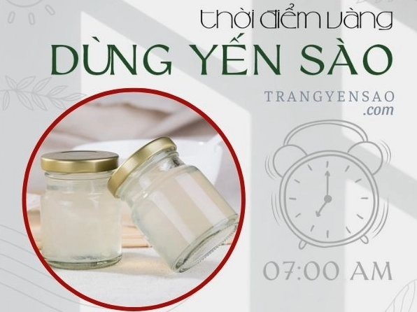 Người phụ nữ đang thưởng thức nước yến