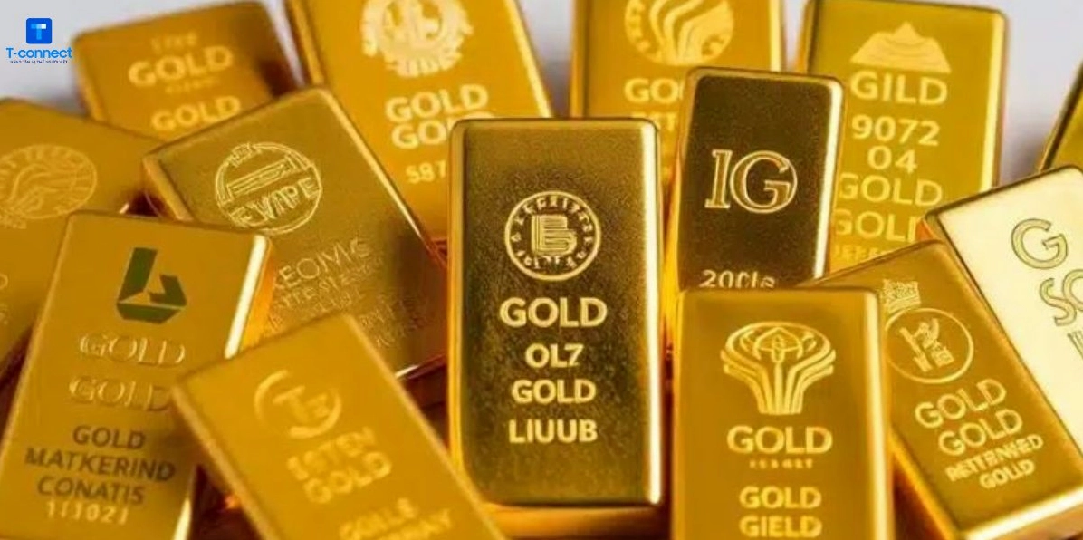 Người phụ nữ đang xem xét các món đồ trang sức vàng tại cửa hàng ở Nhật Bản