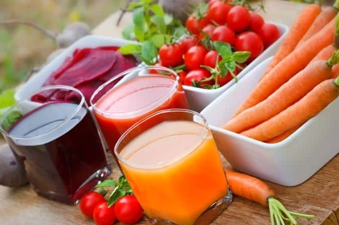 Người phụ nữ uống nước ép vào buổi sáng
