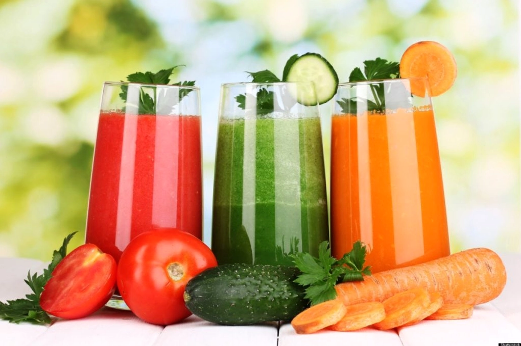 Người tập thể dục uống nước ép