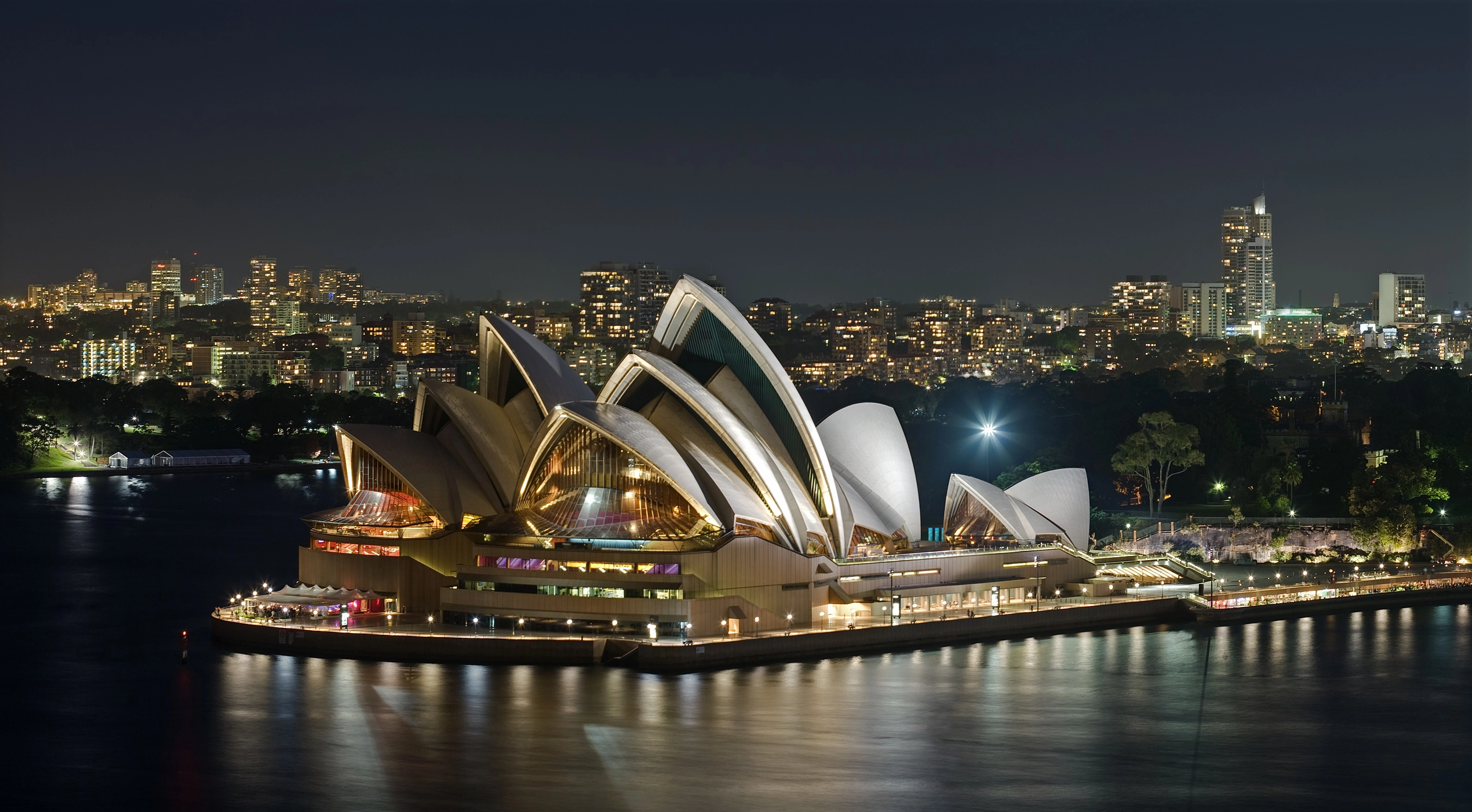 Nhà hát Opera Sydney lung linh về đêm