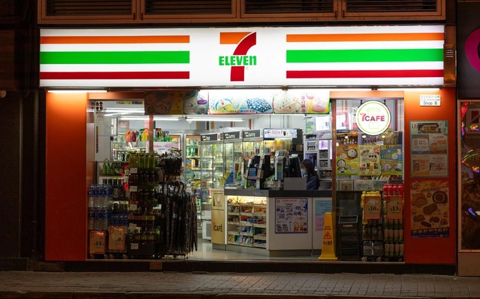 Nhân viên 7-Eleven phục vụ khách hàng