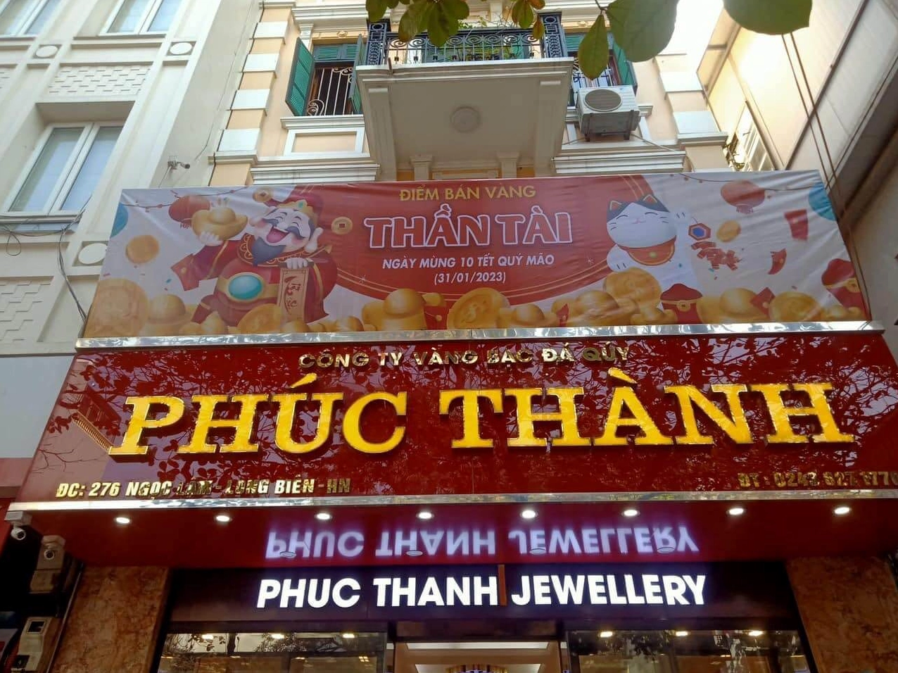 Nhân viên Tiệm Vàng Phúc Thành tư vấn tận tình