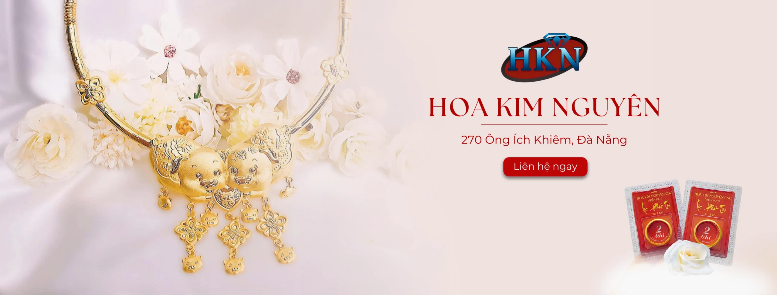 Nhân viên tư vấn chuyên nghiệp tại tiệm vàng Hoa Kim Nguyên