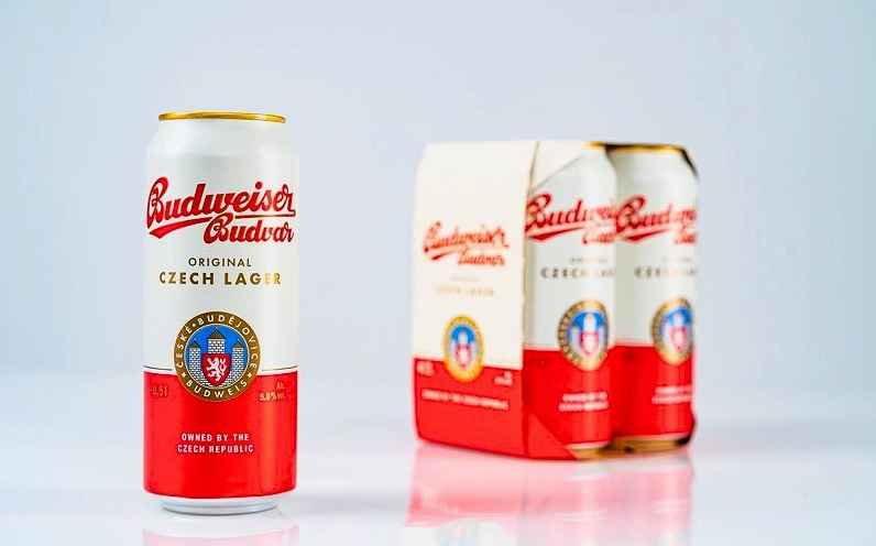 Nhiều chai bia Budweiser xếp cạnh nhau