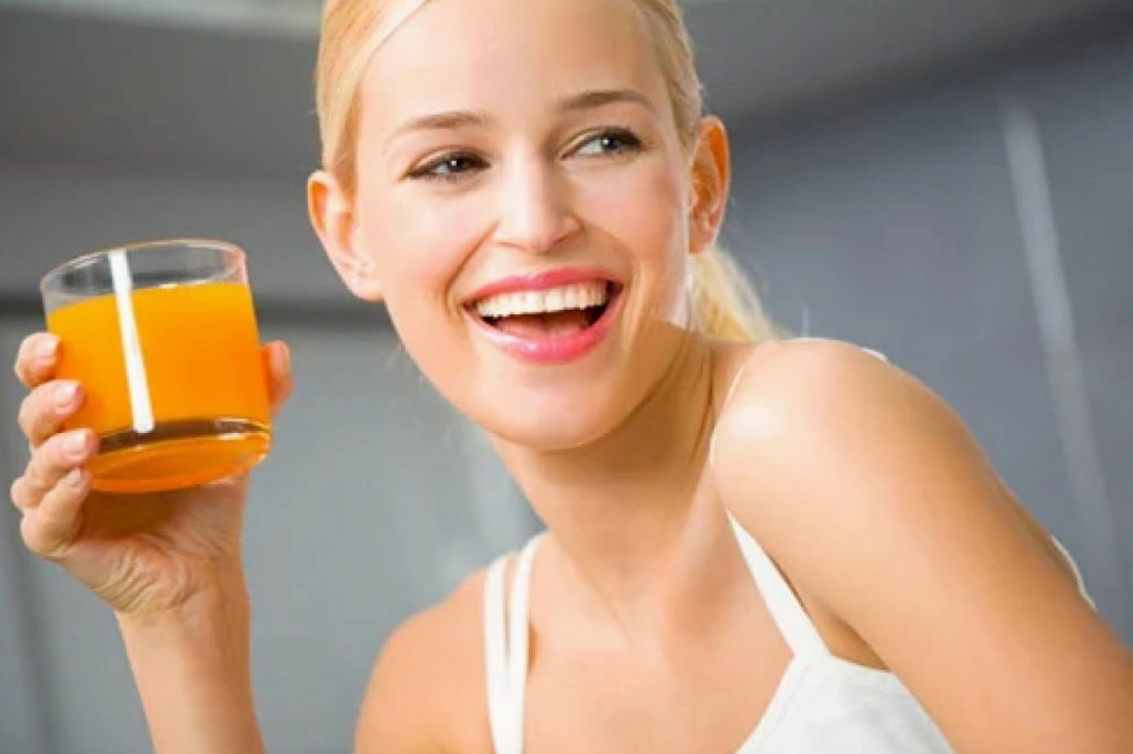 Nước ép trái cây đặt cạnh bữa ăn