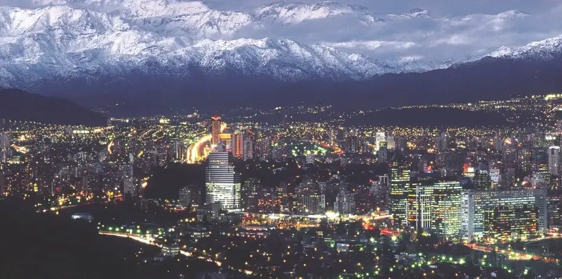 Quảng trường Plaza de Armas ở Santiago với Nhà thờ chính tòa Metropolitan
