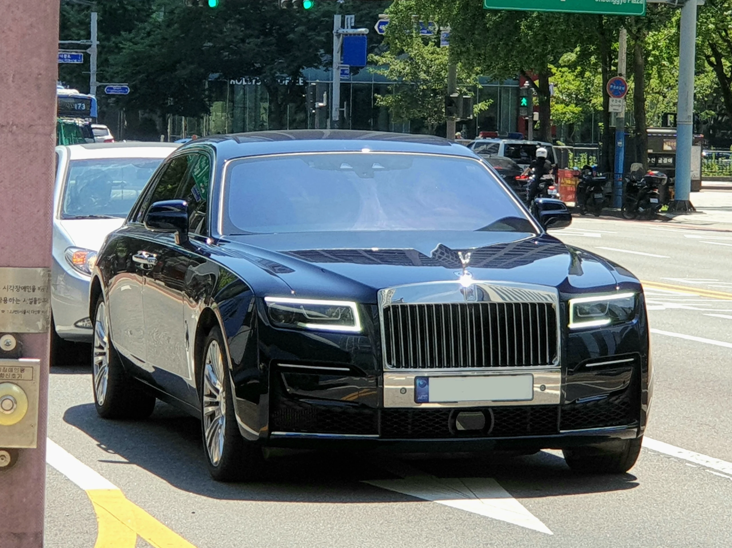 Rolls-Royce Ghost thế hệ mới màu xanh dương
