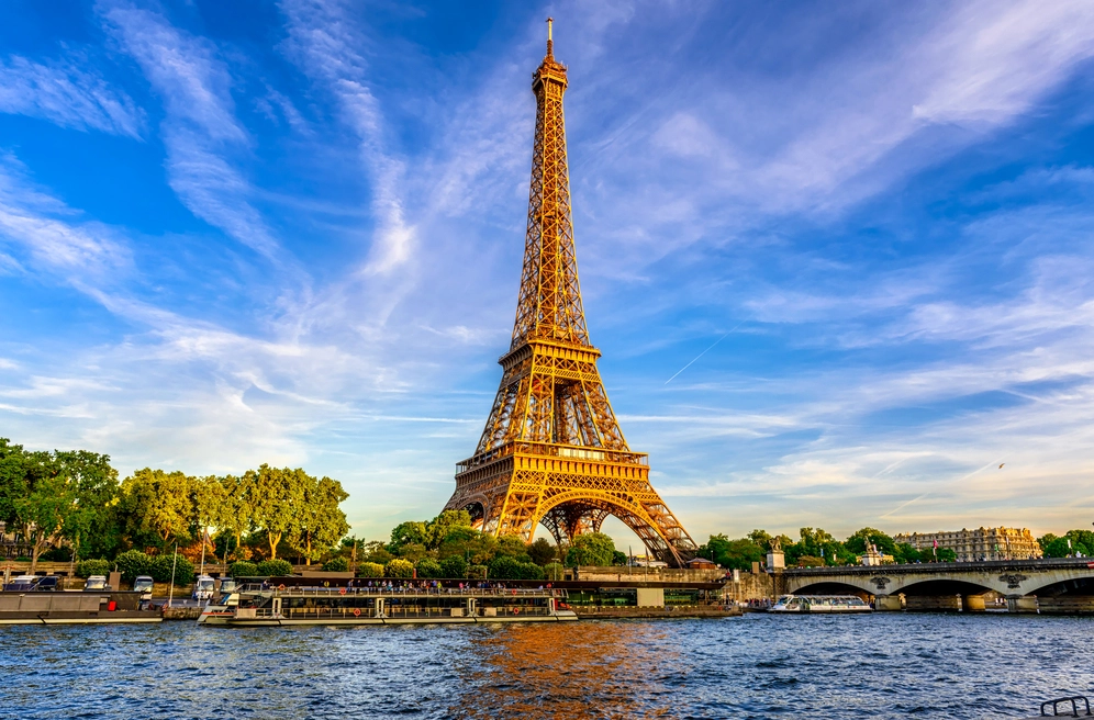 Tháp Eiffel nhìn từ xa