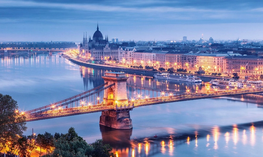 Tòa nhà Quốc hội Hungary bên sông Danube
