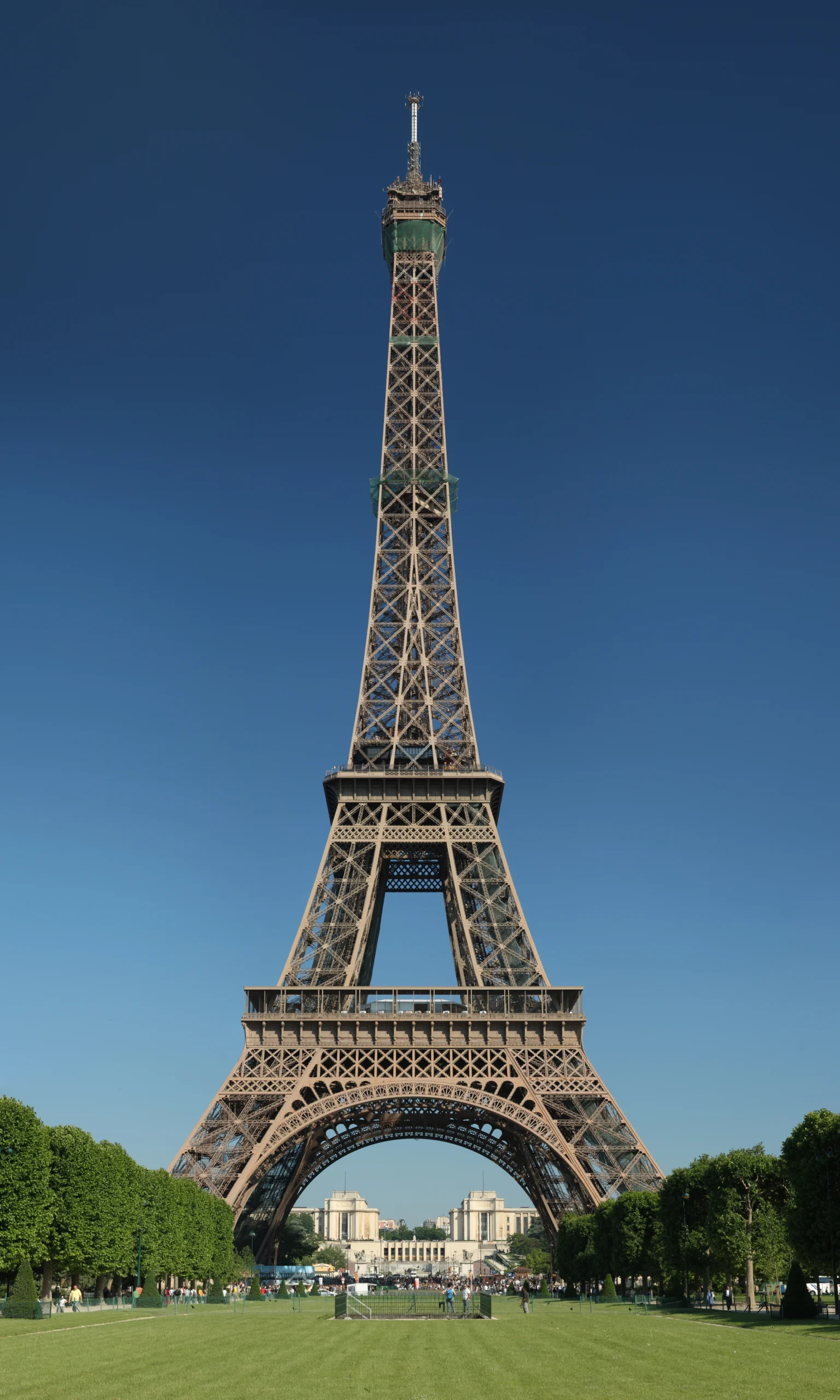 Toàn cảnh Tháp Eiffel về đêm