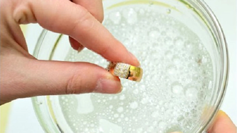 Trang sức vàng 18k sáng bóng sau khi làm sạch