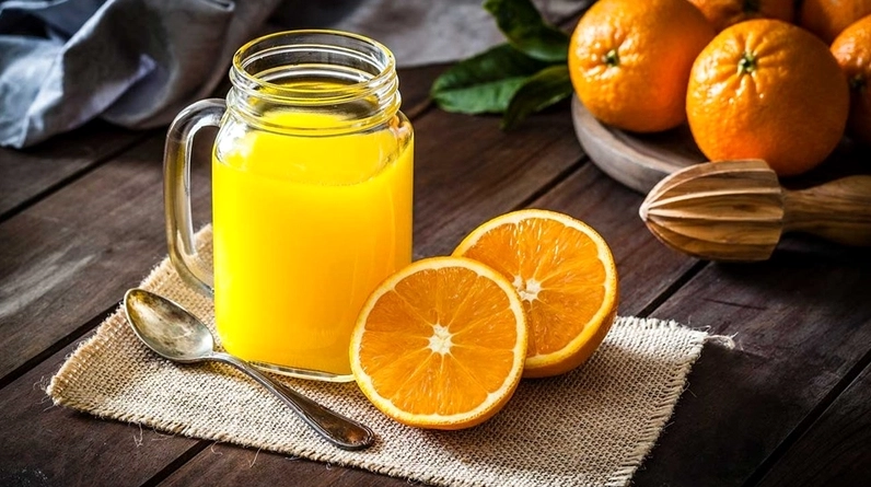 Uống nước cam vào buổi sáng