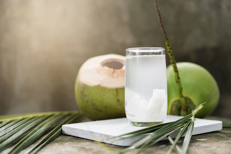 Uống nước dừa vào buổi sáng
