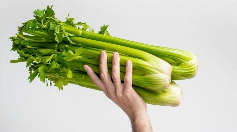 Uống nước ép cần tây vào buổi sáng