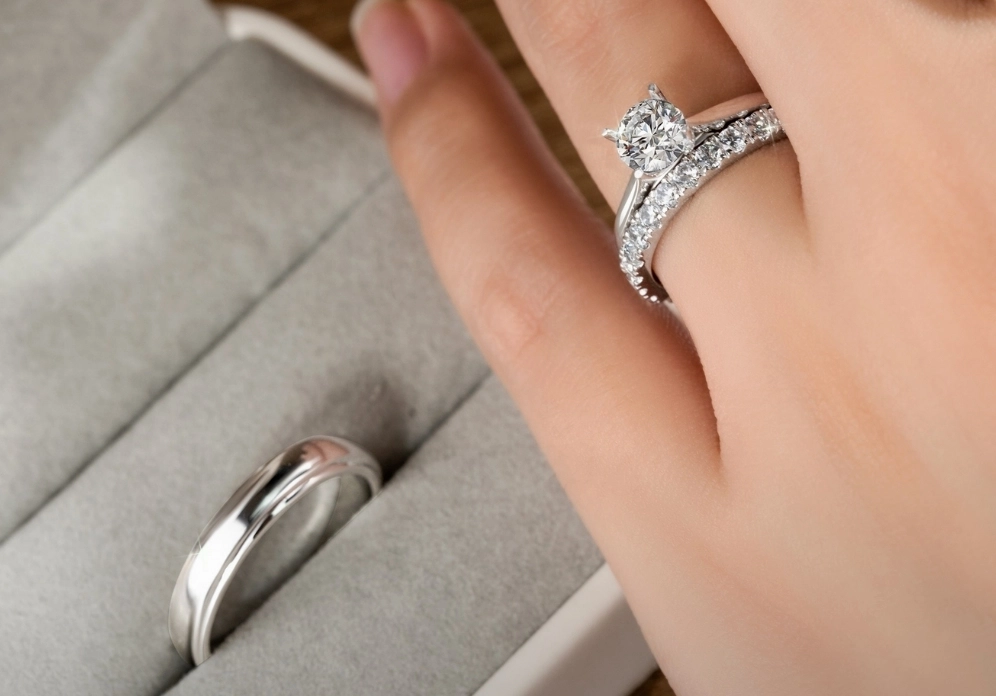 Vàng trắng 18K có bị đen xỉn không?