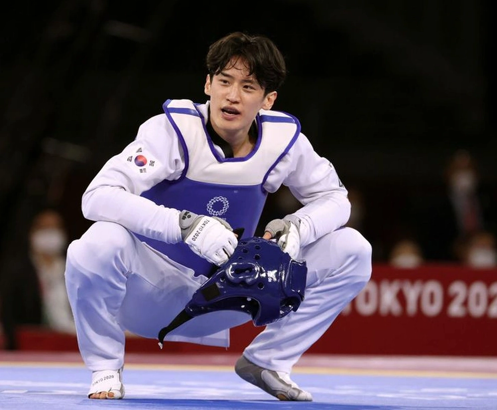 Võ sĩ Taekwondo biểu diễn kỹ thuật đá cao