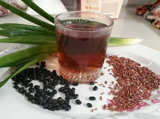 Bà bầu đang xem xét thời điểm uống nước đỗ đen