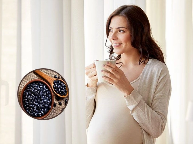 Bà bầu thưởng thức nước đỗ đen