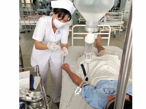Bác sĩ đang chuẩn bị truyền nước biển cho bệnh nhân