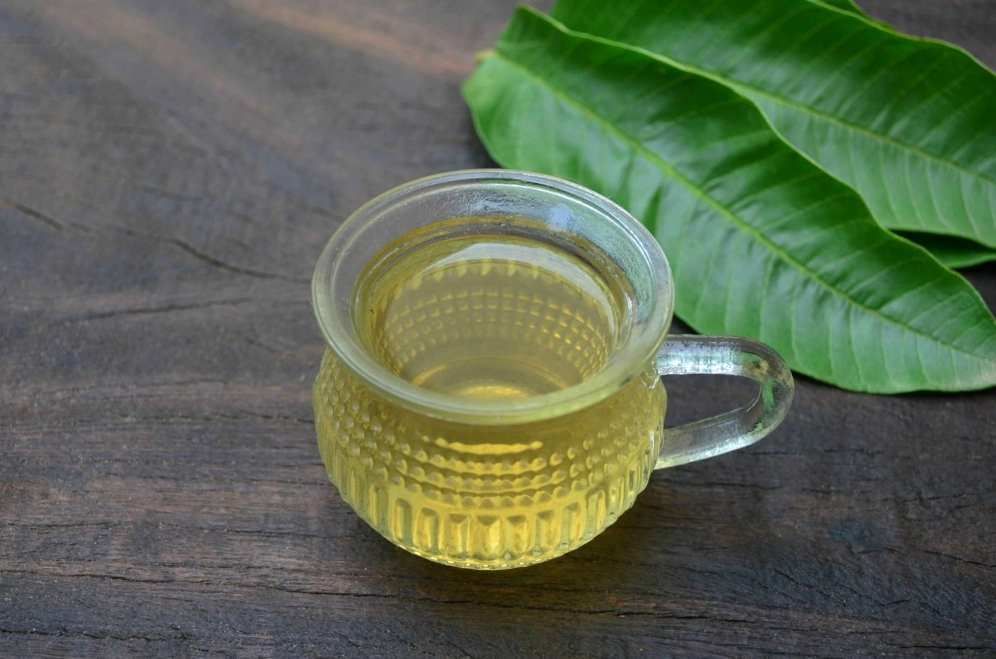Bát lá ổi tươi và một ly nước lá ổi
