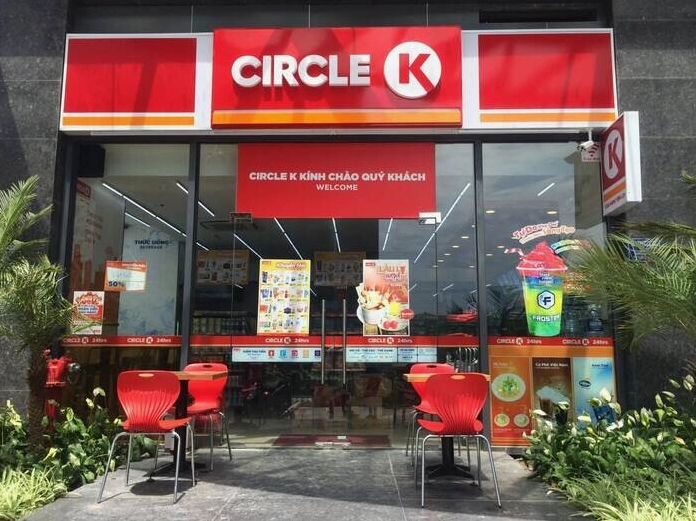 Bên trong một cửa hàng Circle K với các kệ hàng đa dạng sản phẩm