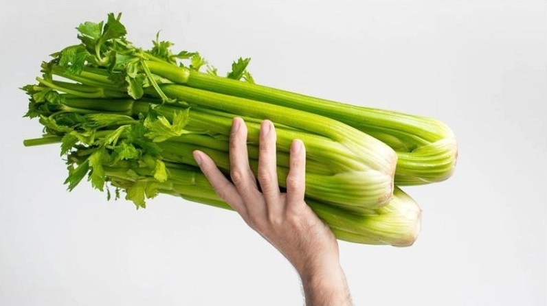 Cách uống nước ép cần tây giảm cân hiệu quả