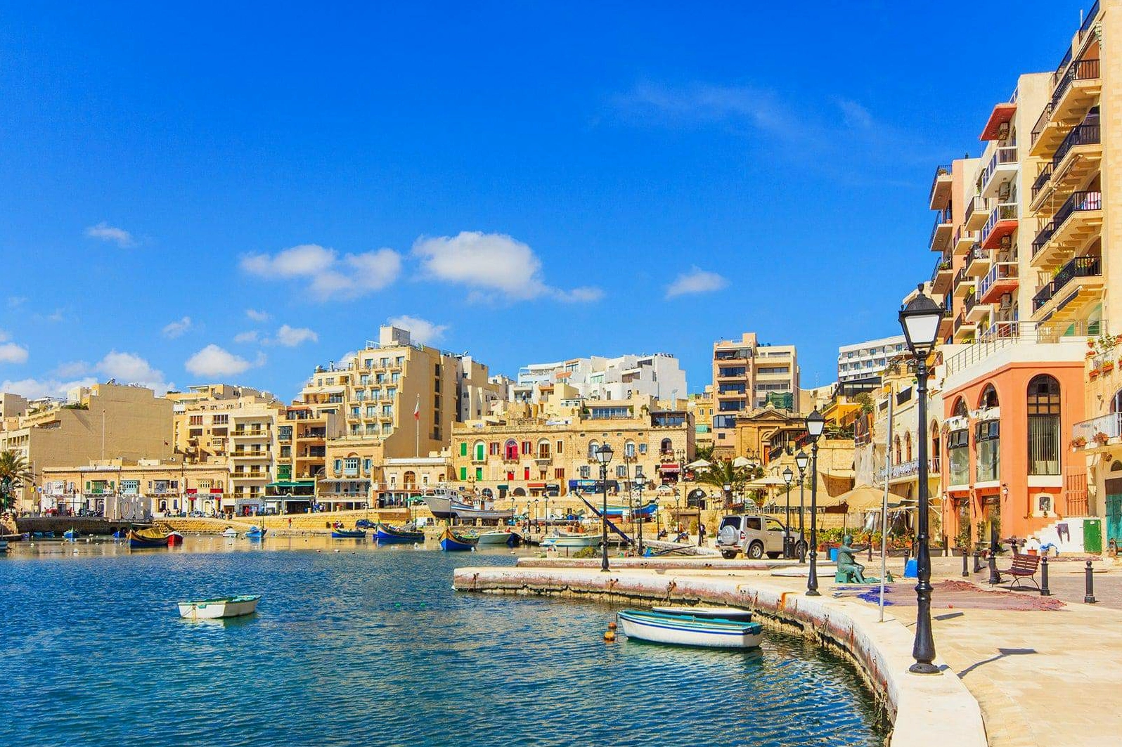 Cảnh một gia đình đang tận hưởng cuộc sống tại Malta