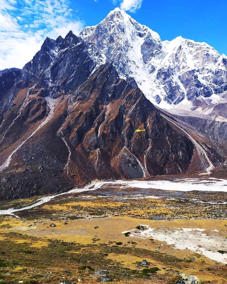 Cảnh quan hùng vĩ nhìn từ sườn núi Everest phía Tây Tạng