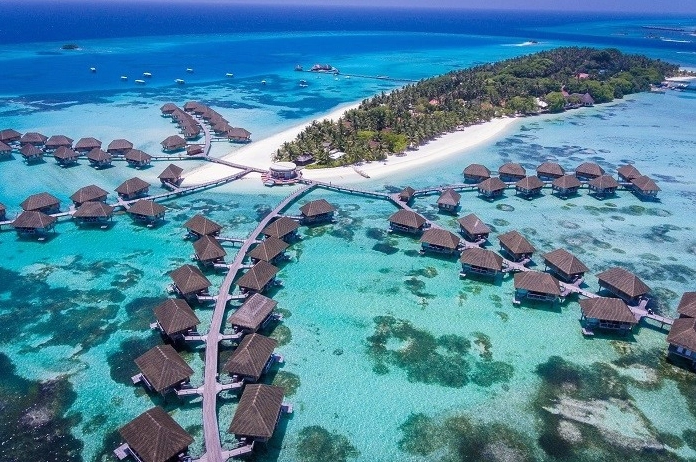 Cảnh quan Maldives với biển xanh và cát trắng