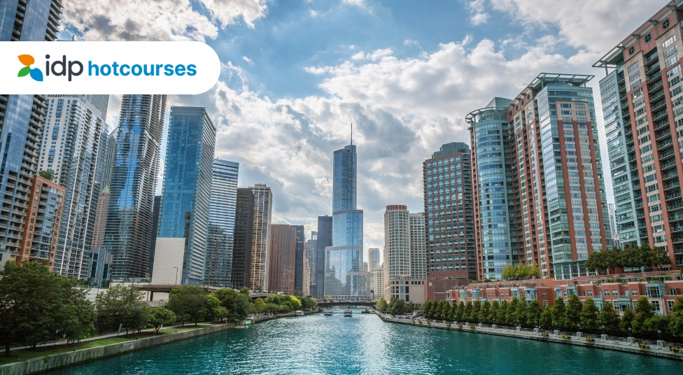 Cảnh quan sông Chicago với các cây cầu và tòa nhà hiện đại