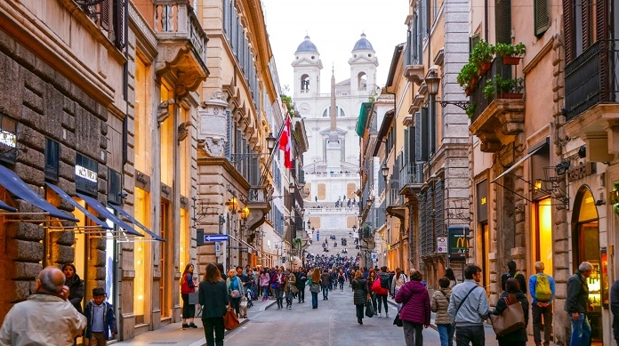 Cảnh quan đường phố Roma với kiến trúc cổ điển