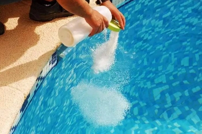 Câu đố kiến thức về hóa chất khử trùng nước bể bơi