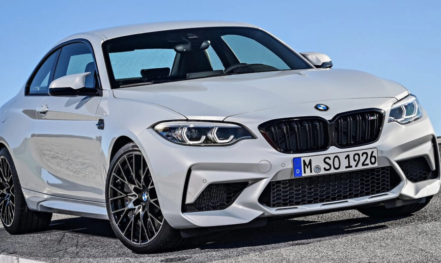 Chiếc BMW M2 Competition đang vận hành trên đường