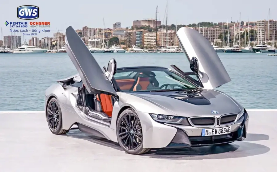 Chiếc BMW mui trần hai cửa màu xanh