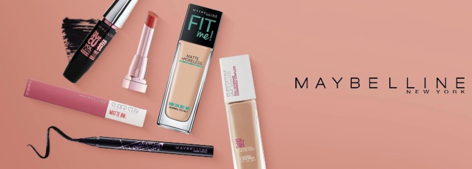 Cô gái trang điểm với sản phẩm Maybelline