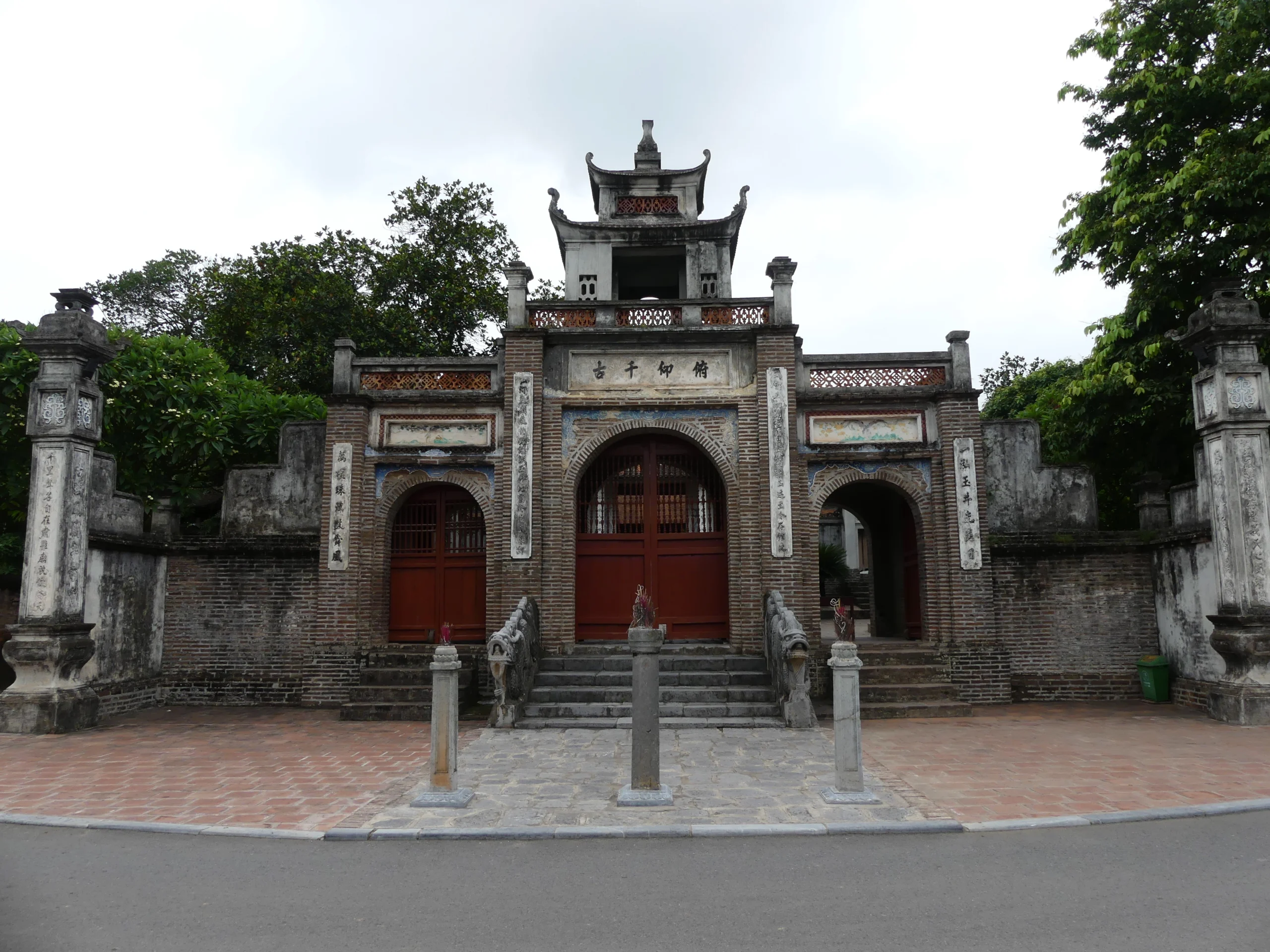 Cổng đền An Dương Vương tại Thành Cổ Loa