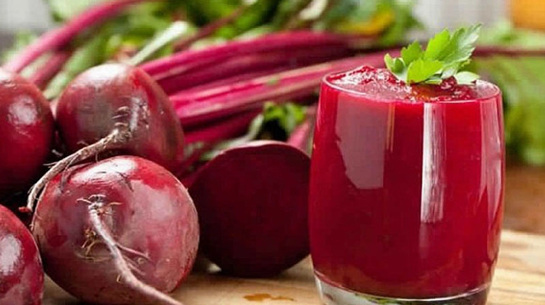 Củ dền tươi và một ly nước ép củ dền
