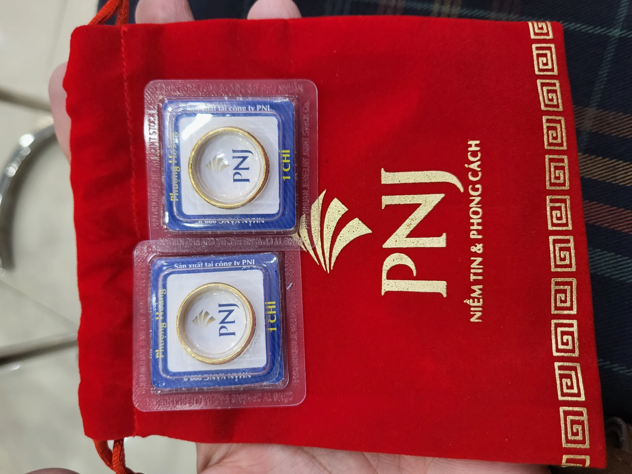 Cửa hàng PNJ trưng bày trang sức vàng