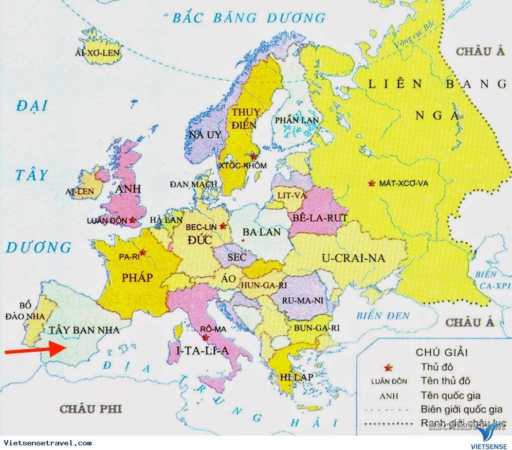 Du khách khám phá di tích Nam Âu